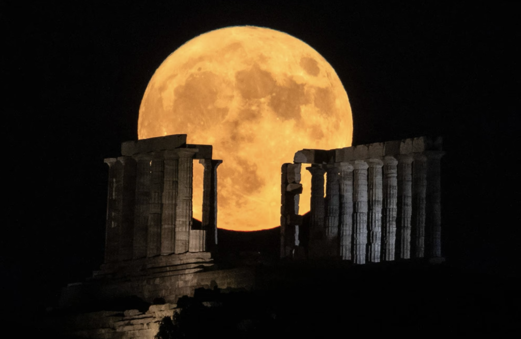 La superluna de esturión deja impresionantes imágenes en todo el mundo