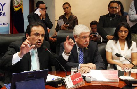 El prefecto, Paúl Carrasco (i), acompañado del alcalde Marcelo Cabrera durante la rueda de prensa que brindaron ayer sobre el tema limítrofe. EL TIEMPO