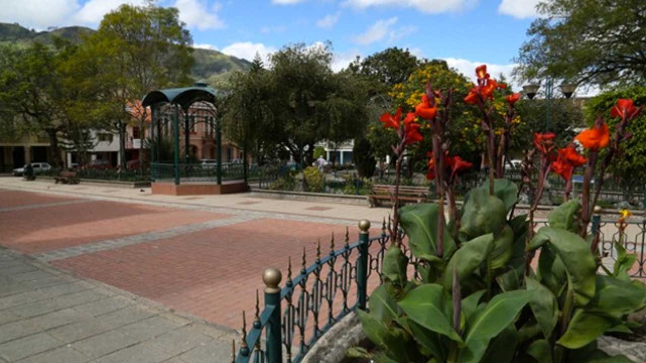 La plaza principal del cantón Girón, en Azuay. En este poblado se tramitan dos consultas populares. Foto: Cortesía El Ciudadano