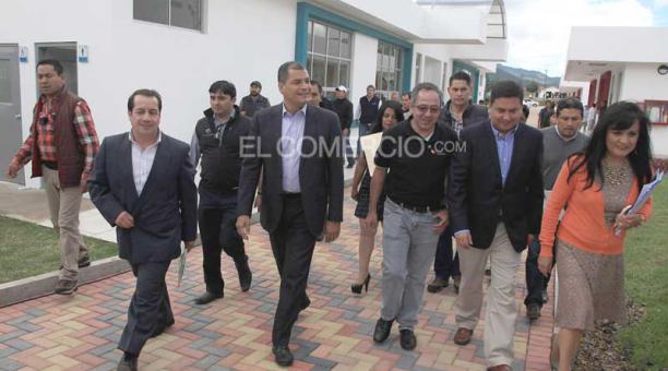 El presidente Rafael Correa defendió los proyectos de minería a gran escala, en Cuenca, durante la inauguración de una escuela del milenio. Foto: Xavier Caivinagua/ EL COMERCIO