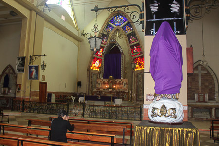 Las imágenes de la iglesia de San Juan de Girón permanecen tapados en señal de luto