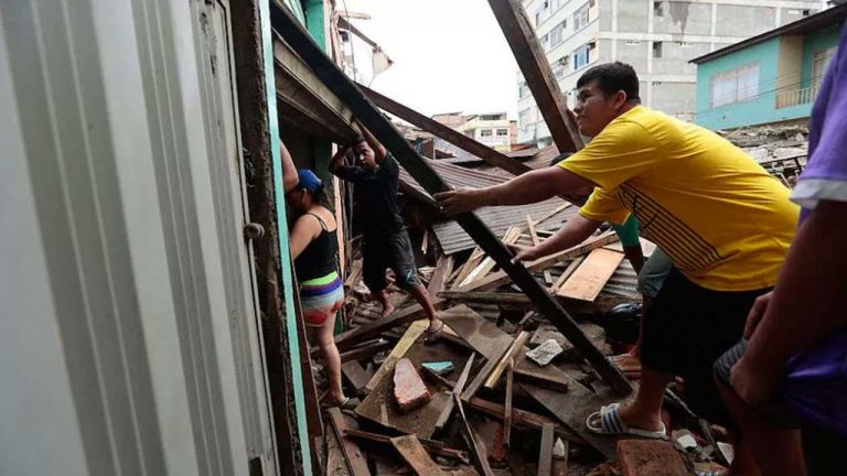 Hacen falta manos para remover escombros en Portoviejo, una ciudad severamente afectada por el terremoto de 7,8, en Ecuador. (Crédito: JUAN CEVALLOS/AFP/Getty Images).
