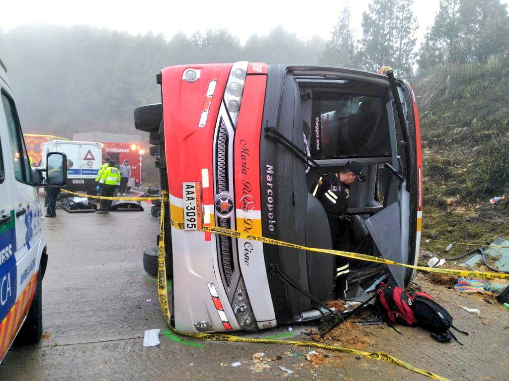 Accidente De Bus En La Via Cuenca Loja Deja Al Menos 11 Muertos