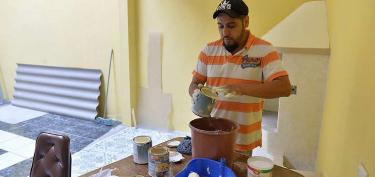 Mauricio Ordóñez no ha dejado de pintar casas. Luego de regresar deportado, no descarta volverr a los EE.UU. Fotos: Fernando Machado / EL TELÉGRAFO