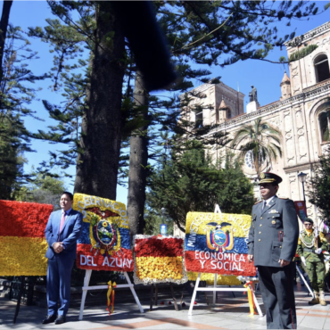 En la mañana de hoy, autoridades de la ciudad y ministros de Estado rindieron homenaje a la ciudad de Cuenca por sus 203 años de independencia. Foto: API