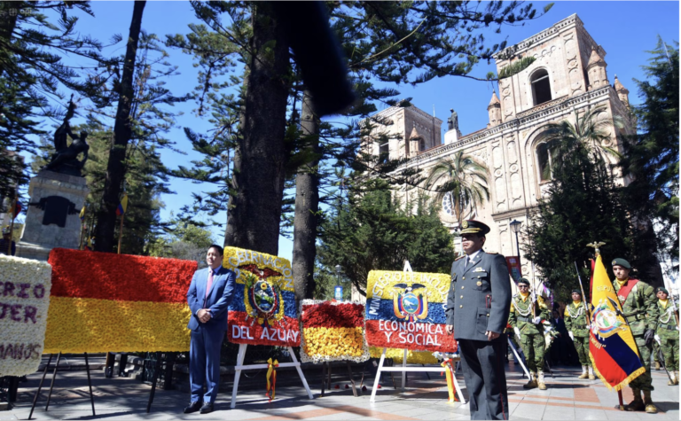 En la mañana de hoy, autoridades de la ciudad y ministros de Estado rindieron homenaje a la ciudad de Cuenca por sus 203 años de independencia. Foto: API