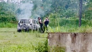 Un carro incinerado con restos humanos en su interior alarmó al cantón Camilo Ponce Enríquez