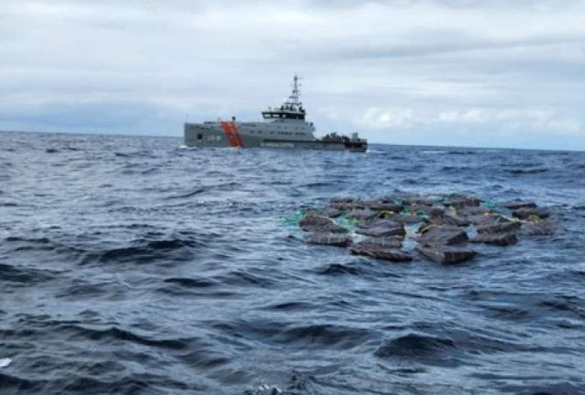 Bloque de Seguridad incauta 37 bultos de droga en altamar a 340 millas al sur de Galápagos