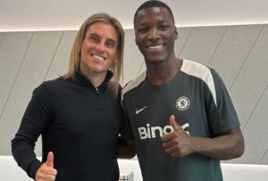 Sebastián Beccacece se reunió con Moisés Caicedo durante gira de trabajo en Europa