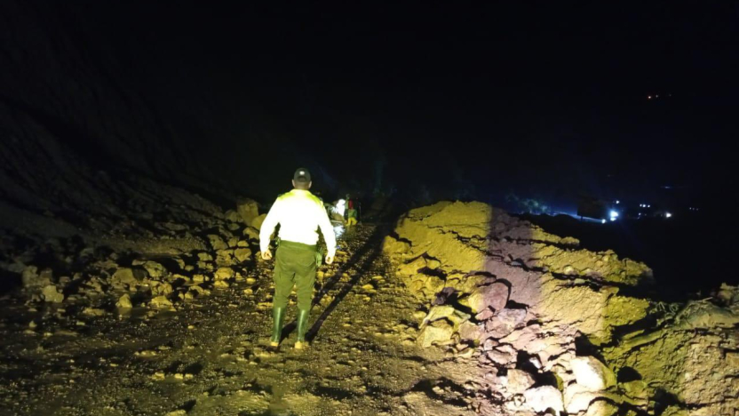 Deslizamiento de tierra bloquea gran parte de la vía Loja – Chaguarpamba por intensas lluvias