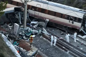 Accidente ferroviario en España deja al menos 39 muertos y más de 150 heridos tras choque de dos trenes de alta velocidad