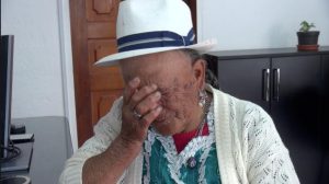 Anciana de 85 años paga deuda que su hijo firmó como garante de un curandero