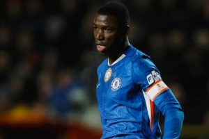 Moisés Caicedo encabeza el registro de tarjetas en Europa