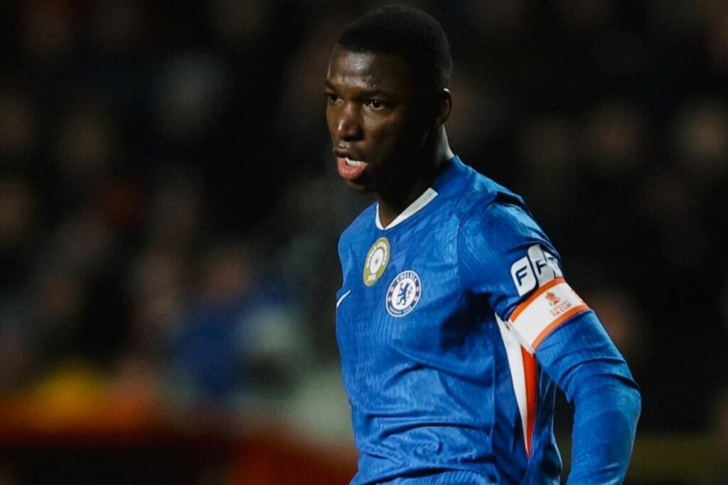 Moisés Caicedo encabeza el registro de tarjetas en Europa