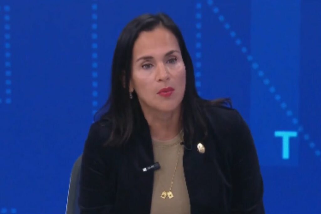 Ministra Manzano afirma que Ecuador no necesita energía de Colombia y garantiza abastecimiento eléctrico