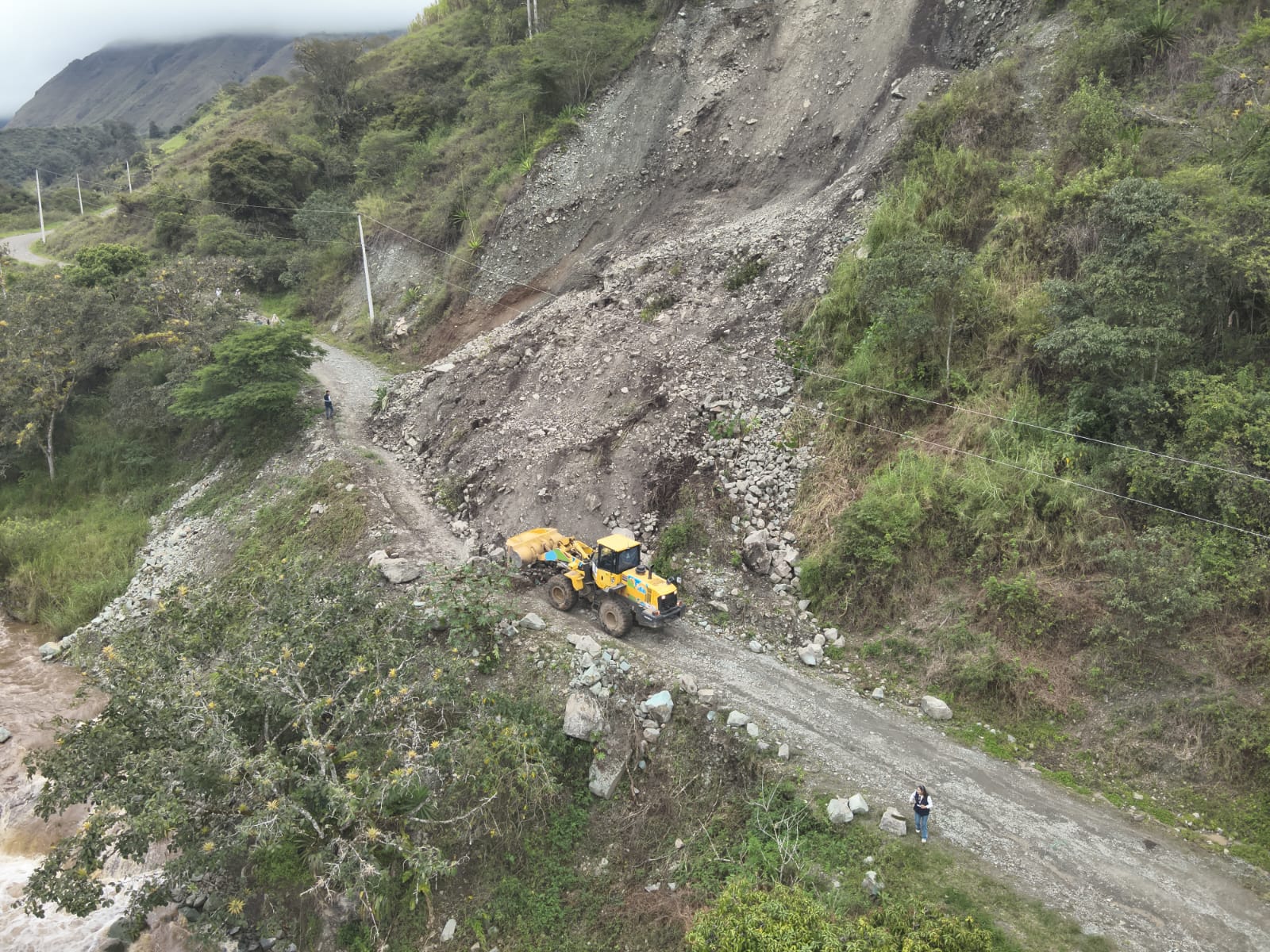 Limpian derrumbe en la vía a Pichanillas