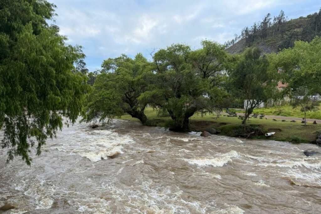 Lluvias intensas elevan los caudales de los ríos en Cuenca y ponen al Tomebamba en prealerta