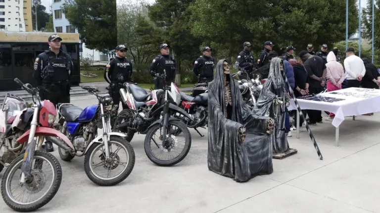 Operativo policial en el norte de Quito deja aprehendidos y decomiso de figuras vinculadas a la «Santa Muerte»