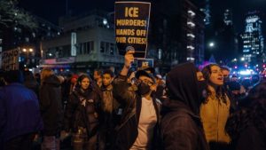 Miles de manifestantes en Estados Unidos protestan contra políticas migratorias tras tiroteo mortal de un agente del ICE