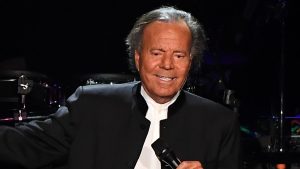 Fiscalía de España investiga a Julio Iglesias tras denuncias de agresión sexual de dos exempleadas