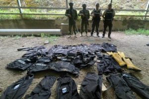 Ejército ecuatoriano localiza uniformes de la Policía abandonados en Loja