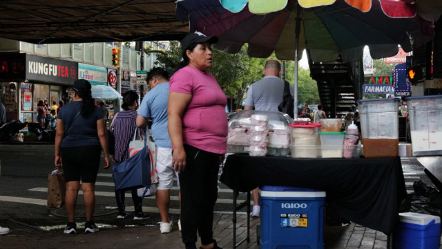 Migrantes de Ecuador y otros países latinoamericanos rechazan nueva política de préstamos en Estados Unidos