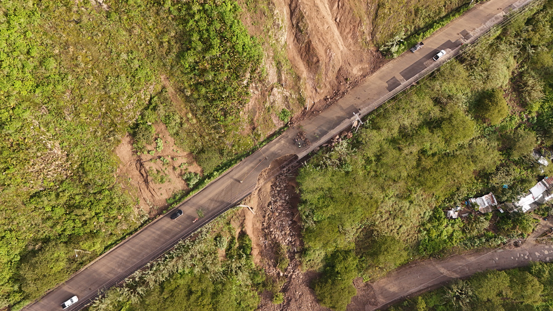 Socavón en el km 50 obliga a restringir el paso en la vía Cuenca–Girón–Pasaje
