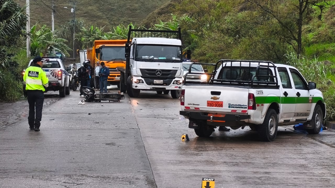 Motociclista colombiano falleció tras violento choque en la vía Girón–Pasaje