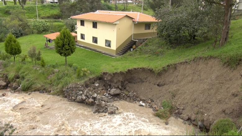 Vivienda corre peligro en la vía a San Vicente