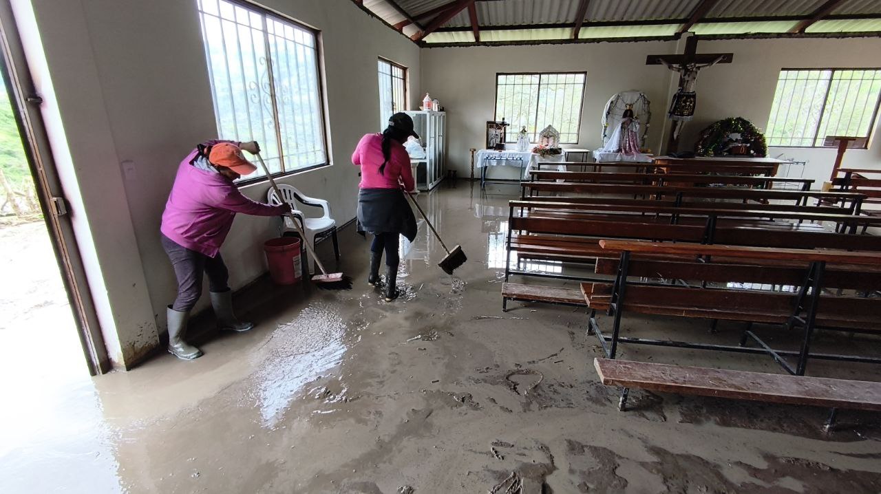 Capilla, casa comunal y escuela de Caledóneas bajo el lodo