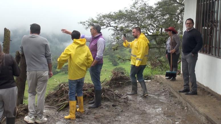 Autoridades se comprometen con la comunidad de Caledóneas