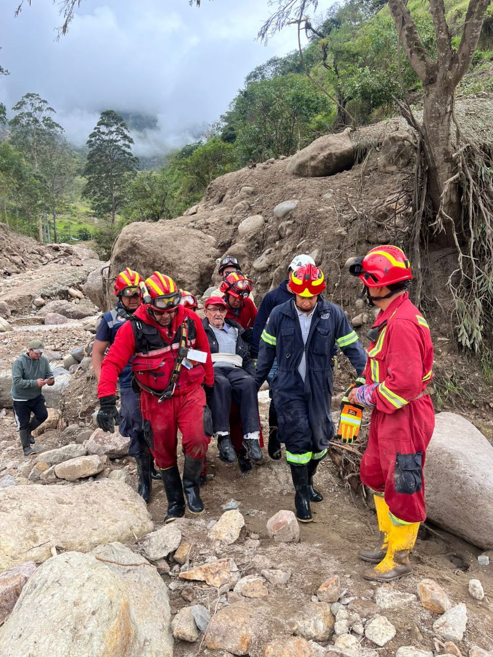 La labor de los bomberos y el municipio en el aluvión de Rumipamba