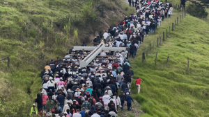Vía Crucis en Girón congregó a miles de fieles; vicario destaca la jornada
