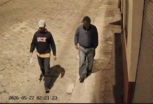Sujetos amarraron puerta de vivienda y robaron piezas de un vehículo en Girón
