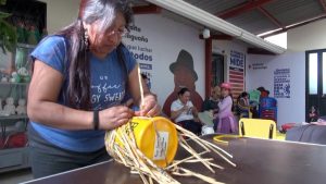 La totora de la laguna de San Martín se transforma en productos de múltiples usos