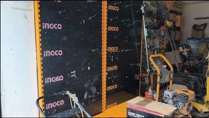 Delincuentes roban herramientas de un local comercial en Girón